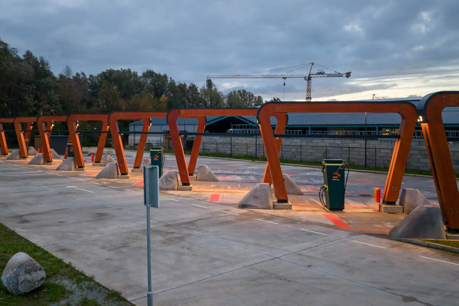 Fiber Dowels - Projekte - Glasfaserprodukte für den Milence Charging Hub in Padborg